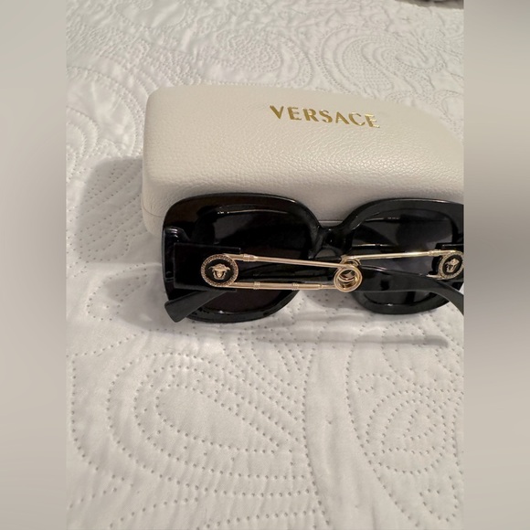 Versace sunglasses - Picture 3 of 4